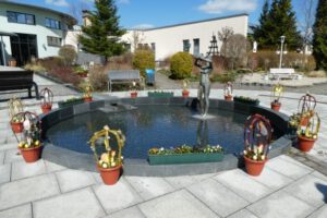 brunnen_mit_ostergesteck