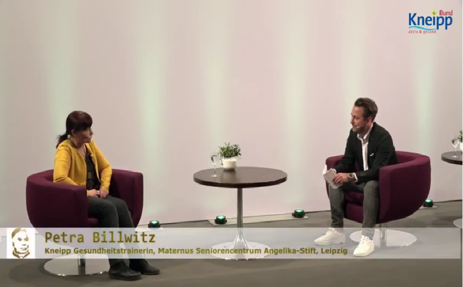 Petra Billwitz im Gespräch mit Moderator Dennis Wilms über Kneipp-Anwendungen in der Pflege